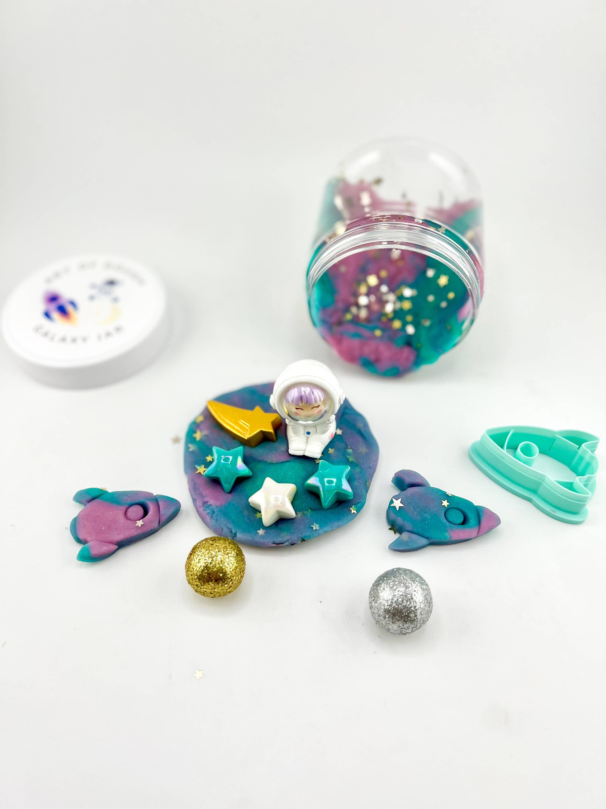 A close up of a completed Space + Galazy jar.