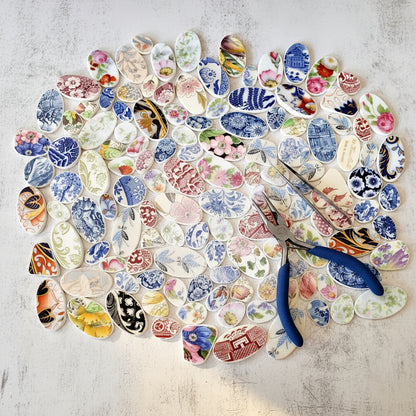 Collection of decorative ceramic pieces arranged in a circular pattern.