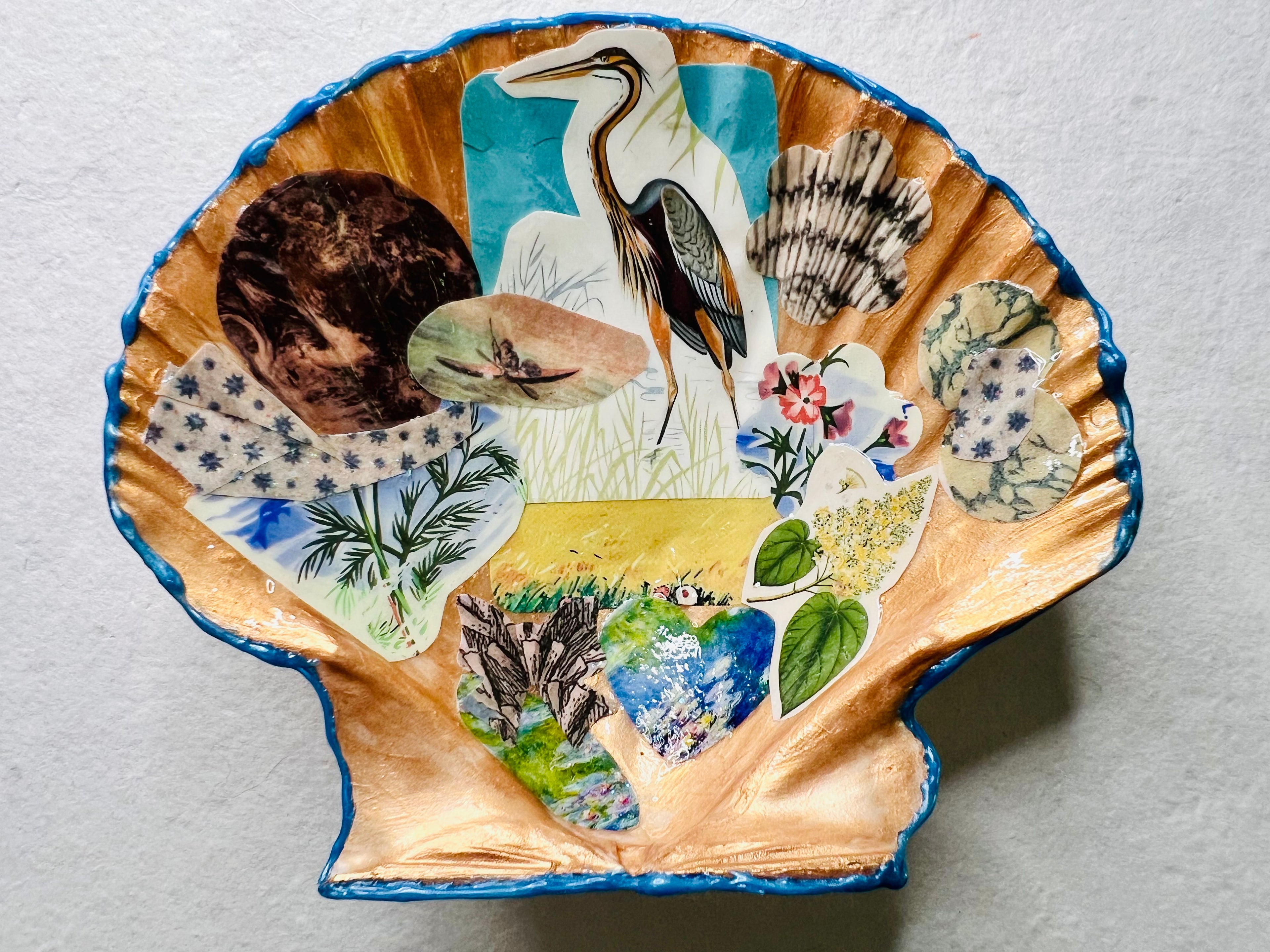 Champagne gold shell dish with blue waxed edge and heron decal